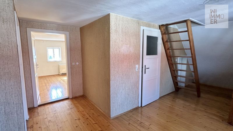 DG - Flur mit Treppe in den Dachboden