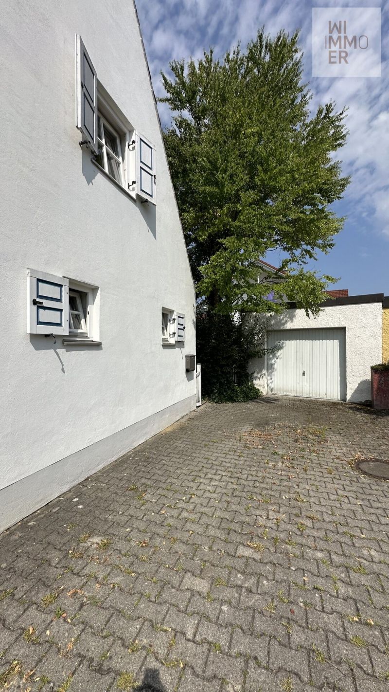 Einfahrt mit Garage