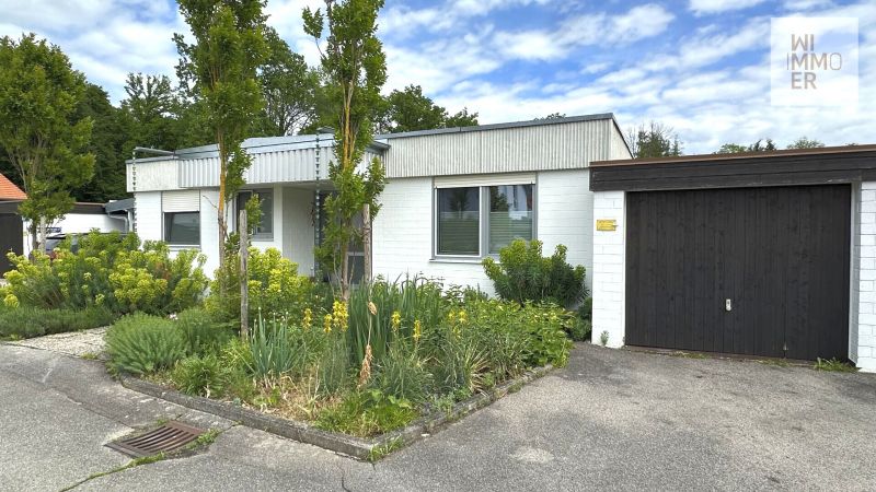 Westansicht mit Garage