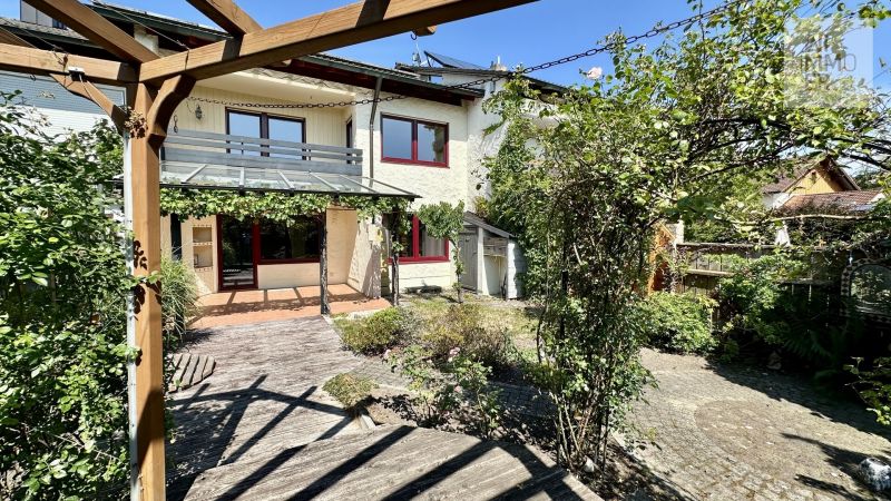 Blick vom Garten aufs Haus