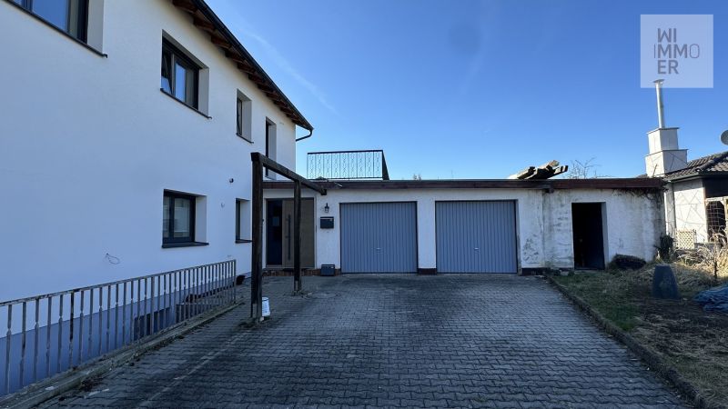 Zufahrt zum Haus mit Doppelgarage