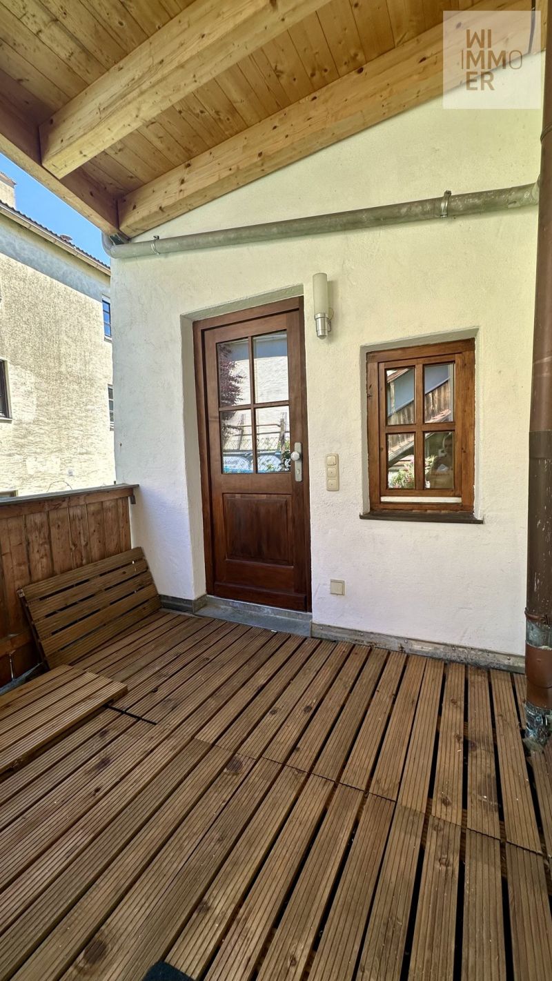 Balkon mit Wohnungseingangstüre